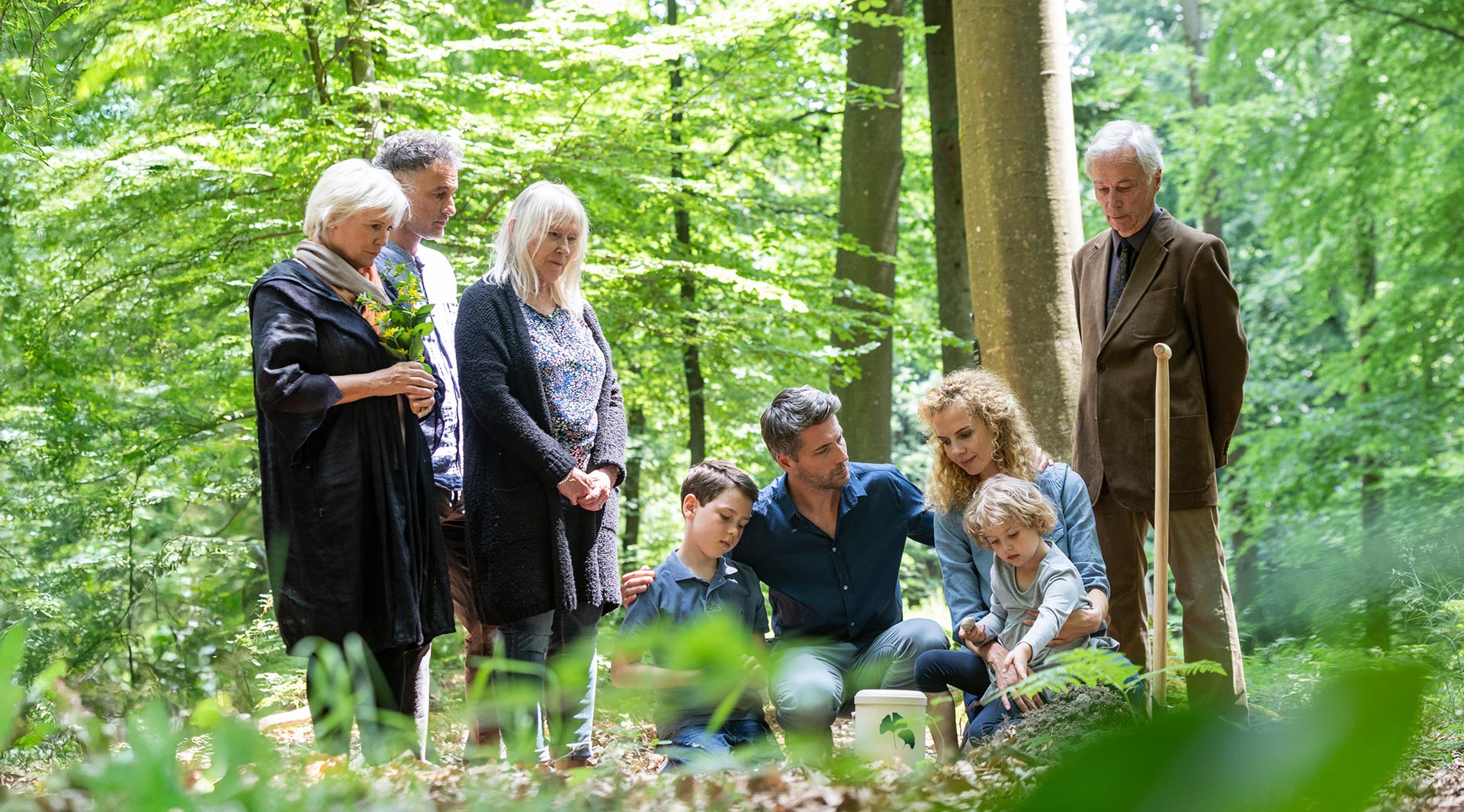 Familie in Trauer bei Friedwald Bestattung